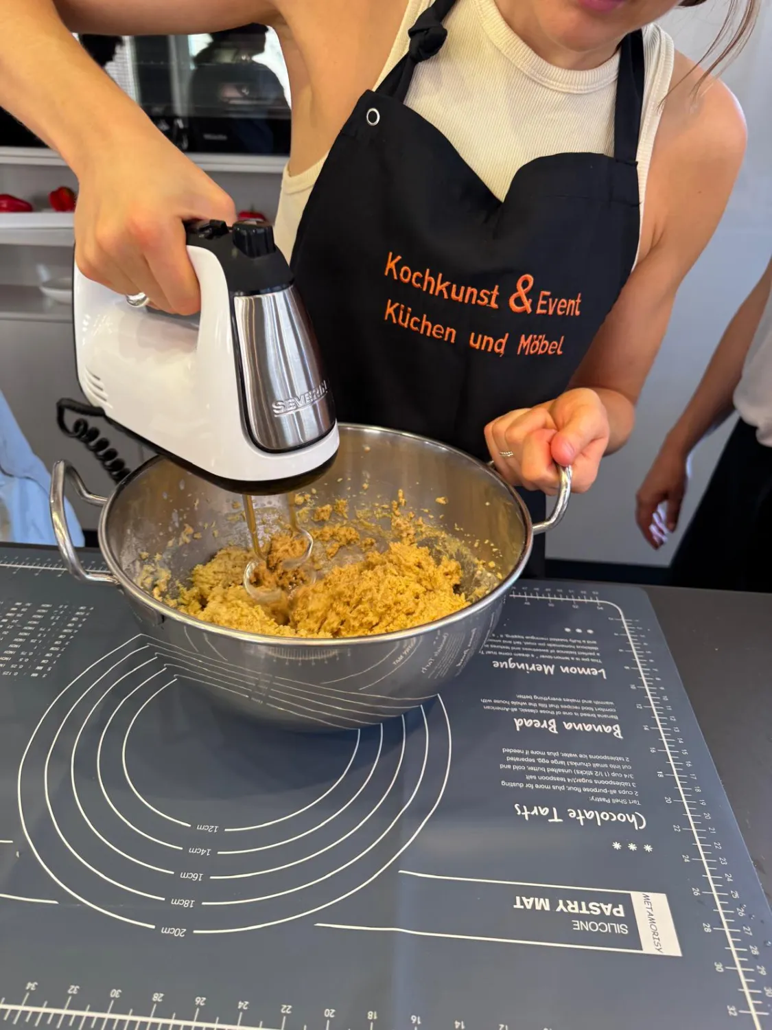 Teig rühren - Emmert Glutenfreier Backkurs/ Lehrküche